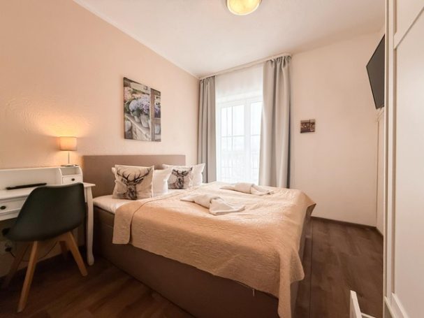 7x kl. Doppelzimmer Seeblick mit King-Size-Bett 
4x 90,00€ / pro Tag für 1 oder 2 Personen