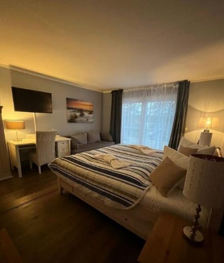 Unsere gemütlichen Familienzimmer mit Seeblick & Terrasse
sind mit 1 Doppeltbett ,1 Einzelbett & Schlafcouch ausgestattet.
Dieses Zimmer bes