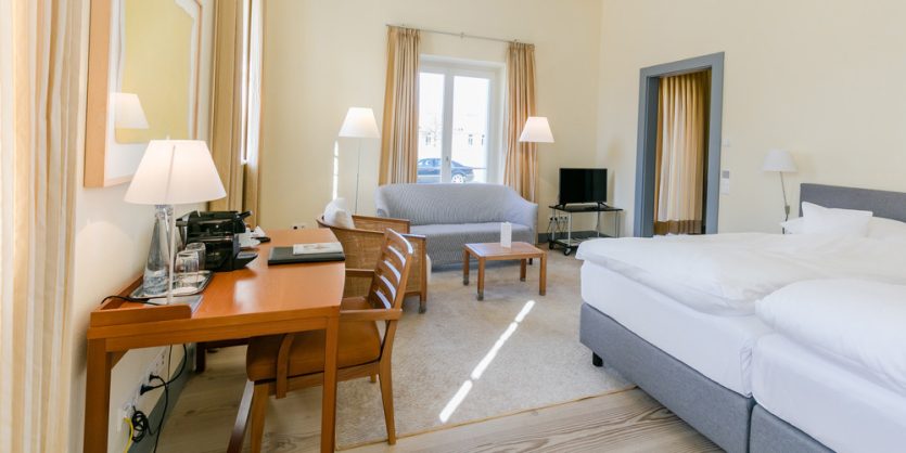 Unsere Business Zimmer haben eine Größe von 35 m². Die Bäder sind mit Dusche oder Badewanne ausgestattet.